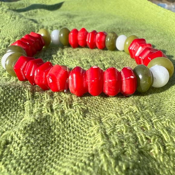 jade & coral gemstone stretch bracelet - Picture 4 of 11